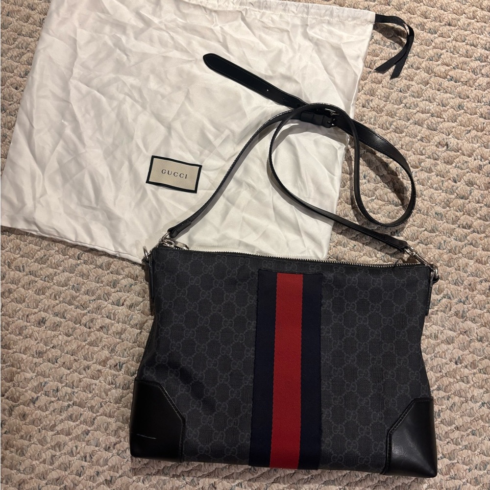 Gucci GG supreme messenger bag